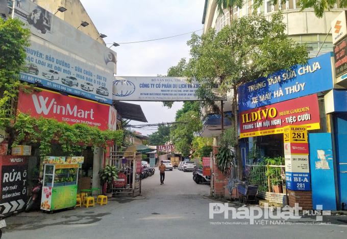 Phía ngoài địa chỉ số 281 Đội Cấn vẫn là biển tên Công ty Cổ phần Du lịch và Xúc tiến đầu tư, tuy nhiên đi cùng với đó là một loạt công trình quy mô từ siêu thị, kho bãi, nhà hàng, garage ô tô...