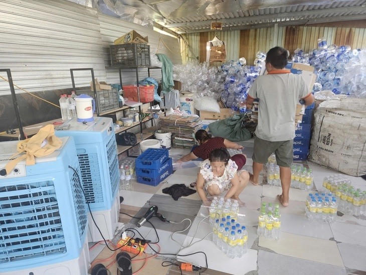 Khám xét, lực lượng chức năng phát hiện, thu giữ hơn 2.000 chai giấm giả tại xưởng sản xuất.