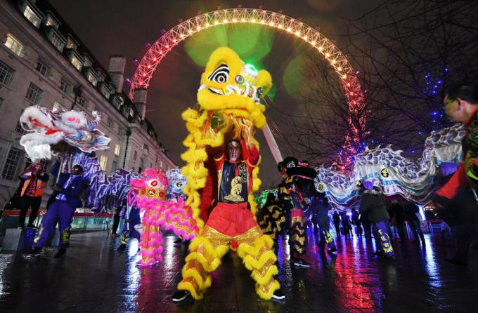Biểu diễn múa sư tử chào đón năm mới tại phố Trung Hoa ở London.