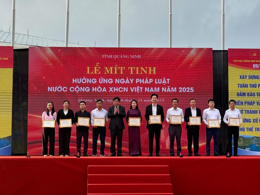 Lãnh đạo Sở Tư pháp tỉnh Quảng Ninh tặng thưởng 10 tập thể có nhiều đóng góp tích cực trong công tác tổ chức và tuyên truyền hưởng ứng lễ Mít tinh năm 2025. (Ảnh: Nguyễn Quang)