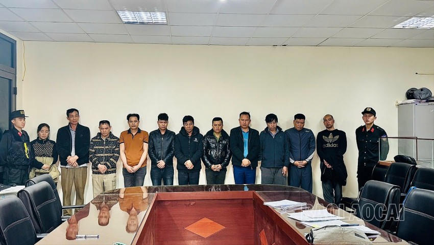 Các đối tượng bị tạm giữ tại cơ quan Công an.