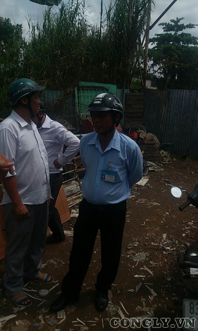 Cán bộ phường 4 đến làm việc nhưng nhóm người của ông Thông không cho vào.