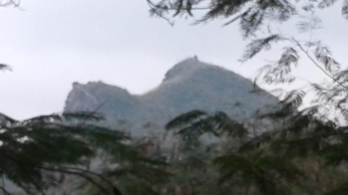 Đỉnh ngọn núi Đụn - Nơi đang có chiếc chum vàng đã hóa đá. Ảnh: Nguyệt Chi