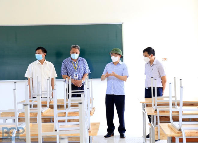 Đoàn tiến hành kiểm tra cơ sở vật chất tại Trường THPT Lục Ngạn số 2.