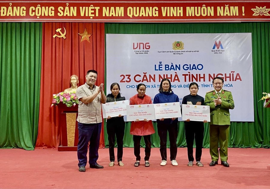 Đại diện các đơn vị trao nhà tình nghĩa cho các hộ dân trên địa bàn xã Điền Lư.