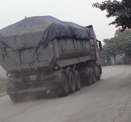Những chiếc xe quá tải ngày ngày vẫn chạy qua thị trấn Phú Thứ và thị trấn Minh Tân huyện Kinh Môn .