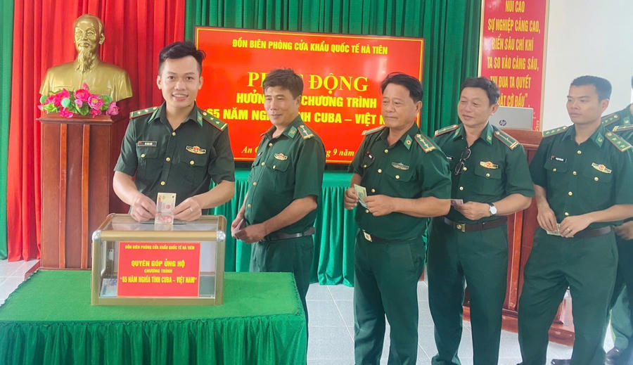 Cán bộ, chiến sĩ BĐBP Đồn Biên phòng cửa khẩu quốc tế Hà Tiên quyên góp ủng hộ chương trình “65 năm nghĩa tình Việt Nam - Cuba”.