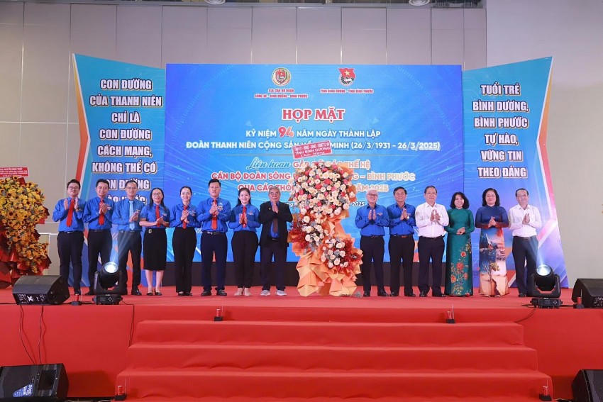 Lãnh đạo tỉnh Bình Dương tặng hoa chúc mừng hội nghị.