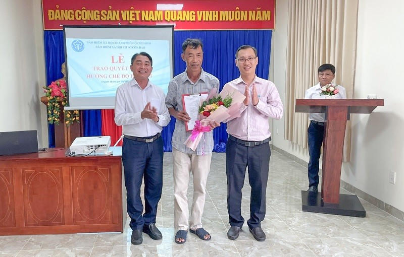 BHXH cơ sở Côn Đảo trao quyết định hưởng chế độ hưu trí cho ông Lâm sau 15 năm tham gia BHXH tự nguyện.