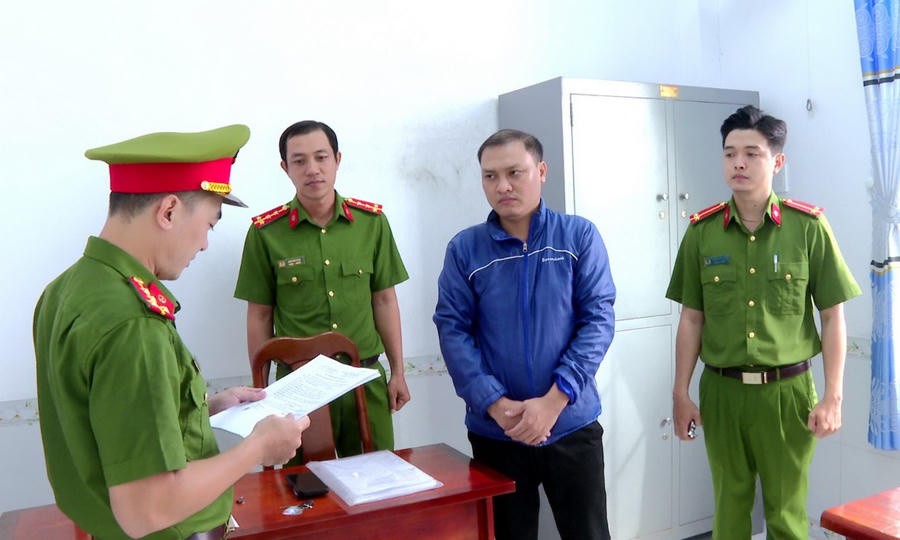 Lực lượng Công an tống đạt quyết định khởi tố bị can và lệnh bắt tạm giam đối với Nguyễn Văn Việt.