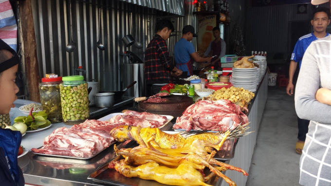 Thịt th&uacute; b&agrave;y b&aacute;n c&ocirc;ng khai, phản cảm ở chốn t&acirc;m linh ch&ugrave;a Hương