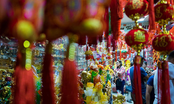Một cửa hàng phong thủy và bùa may mắn tại cửa hàng ở thủ đô Manila, Philippines.