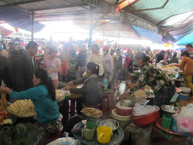 Phiên chợ ngày cuối năm, ai ai cũng vội vã.