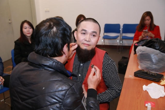 Xuân Hinh đang hóa trang cho vai diễn ông chủ nhà trọ