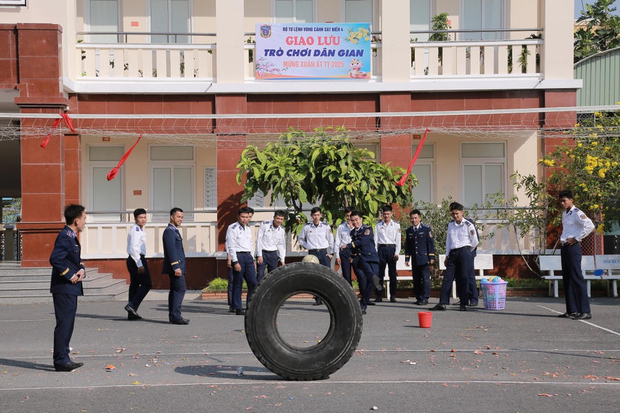 Cán bộ, chiến sĩ tham gia trò chơi đá bóng qua lốp xe