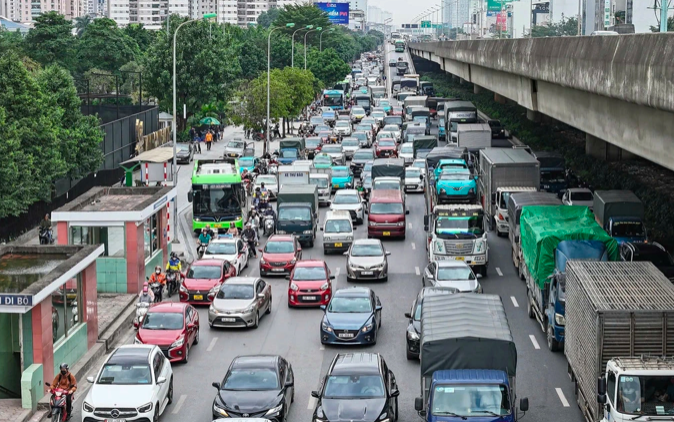 Hà Nội chuẩn bị xén dải phân cách trên đường Khất Duy Tiến.