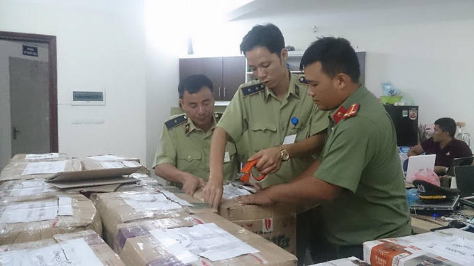 Lực lượng chức năng bắt giữ số lượng lớn mỹ phẩm không rõ nguồn gốc.
