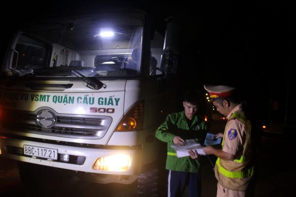 Tổ công tác của Đội CSGT - TT Công an huyện Sóc Sơn đang xử lý chuyên đề xe vận chuyển rác làm rò rỉ, chảy nước ra đường nhiều gây ô nhiễm môi trường tại đường tỉnh 35 thuộc thôn Hoa Sơn (xã, Nam Sơn, huyện Sóc Sơn, TP Hà Nội).