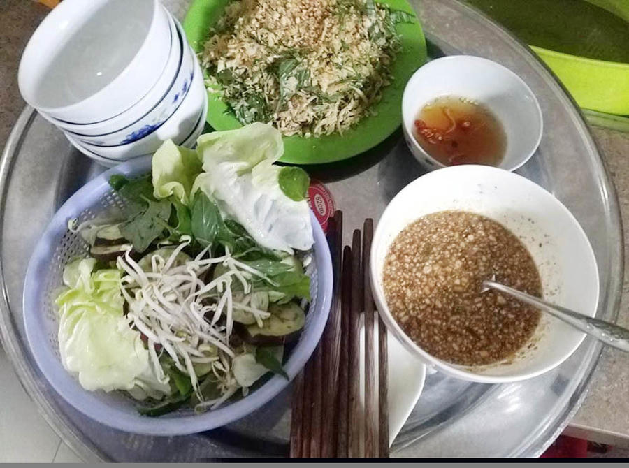 Bữa cơm mùa dịch của vợ chồng chị Lân Nhút. Ảnh: NVCC