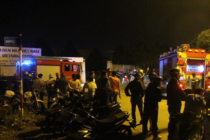 Rất đông cán bộ chiến sĩ và xe chữa cháy các quận, huyện có mặt tiến hành dập lửa.