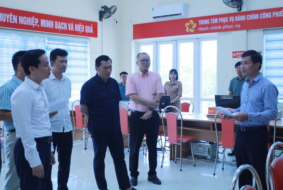 Chủ tịch UBND tỉnh Cao Bằng Lê Hải Hòa kiểm tra tại Trung tâm Phục vụ hành chính công phường Tân Giang (Ảnh: Báo Cao Bằng).