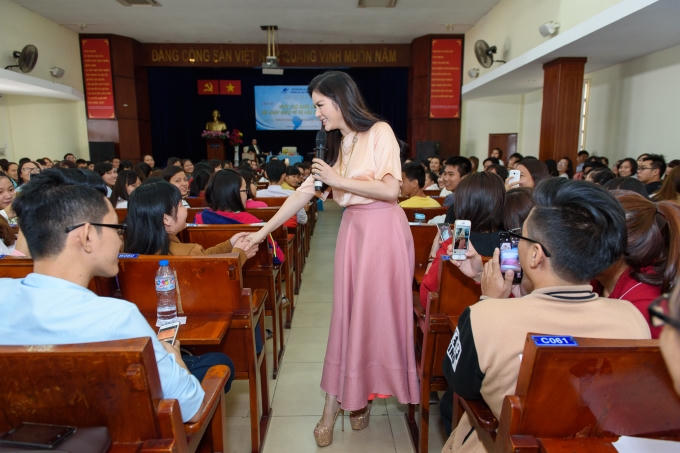 Lý Nhã Kỳ đã tiếp lửa cho các bạn trẻ, cô tạo ấn tượng đặc biệt bởi sự giản dị, chân tình.