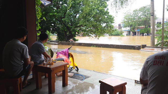 Một số quán cafe cạnh sông có nhiều khách vào uống để xem lũ