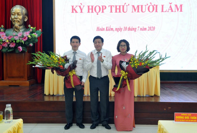 Ông Phạm Tuấn Long (bìa trái) giữ chức Chủ tịch UBND quận Hoàn Kiếm nhiệm kỳ 2016-2021