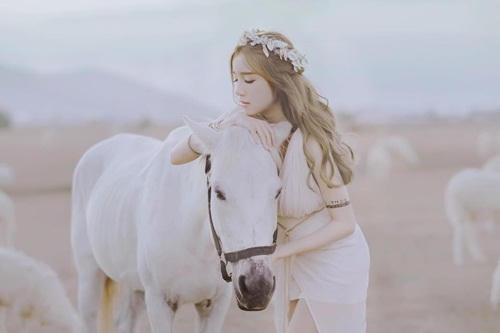 Elly Trần khoe vẻ đẹp nữ thần sau khi sinh con lần 2