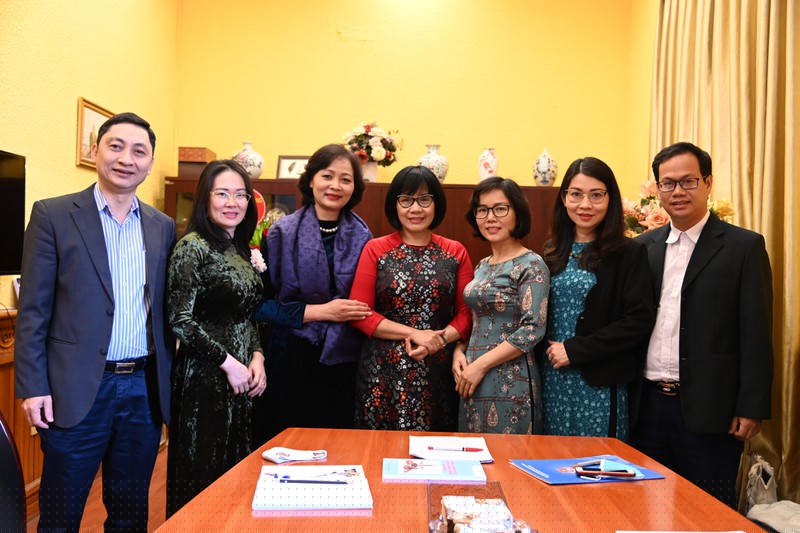 Thứ trưởng Đặng Hoàng Oanh làm việc với Công đoàn Bộ trong trang phục áo dài.