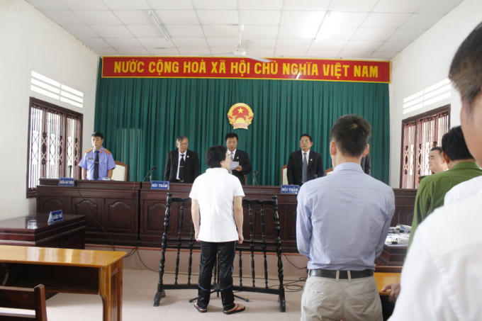 Chủ tọa phiên tòa tiếp tục quyết định trả hồ sơ cho Viên kiểm sát.