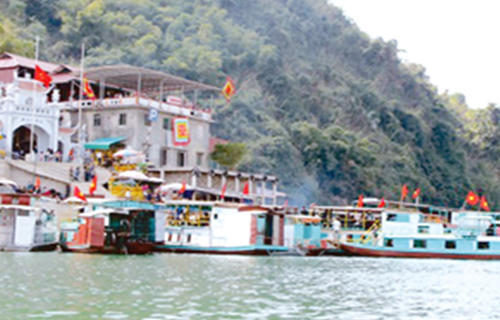 Dịp lễ tết ở Đền Chúa Thác Bờ.