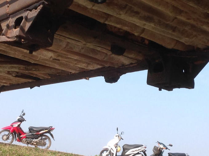 Gầm cầu Đồng Dài- Hoàng Liên đã xuống cấp, sắt han rỉ.