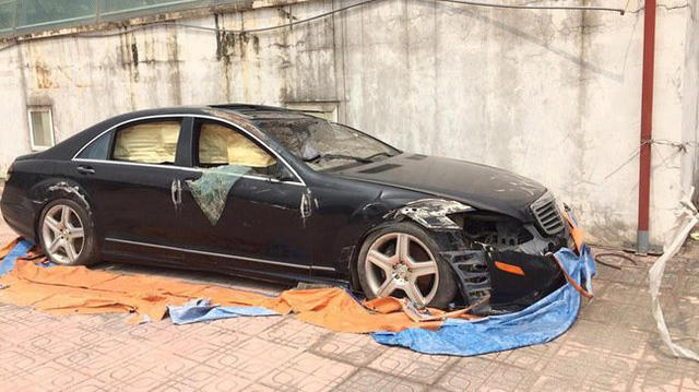 Hay, một chiếc Mercedes-Benz S550 AMG bị chủ nhân 'bỏ rơi' ở bãi xe Hà Nội khiến không ít người tiếc nuối. Chiếc xe từng dính vào một vụ tai nạn nên ngoại và nội thất bị hư hỏng gần như hoàn toàn, trừ những chi tiết nhỏ có thể sử dụng được.