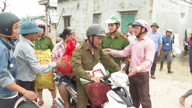 Dân quân tự vệ chở người già đến chỗ trú ẩn an toàn