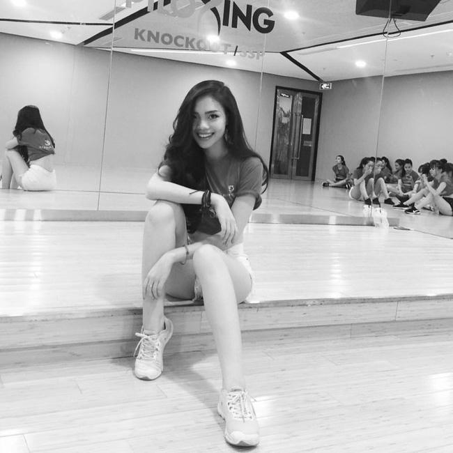 Ngắm c&aacute;c nữ CĐV xinh đẹp h&uacute;t hồn -