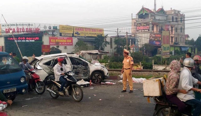 Hiện trường vụ tai nạn đường sắt xảy ra tại xã Văn Bình, huyện Thường Tín, TP. Hà Nội. Ảnh: Tiến Nguyên.