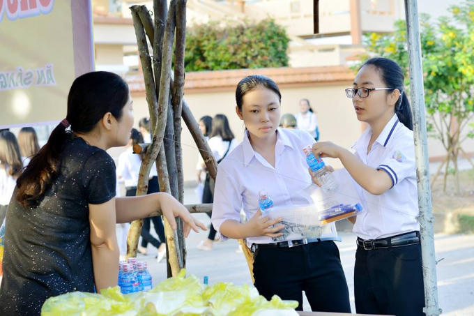 Các em thí sinh nhận nước uống sáng nay.
