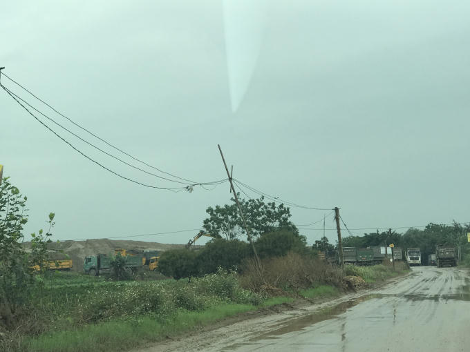 Tập kết, vận chuyển cát trái phép tại Bắc bến đò Bình Minh.