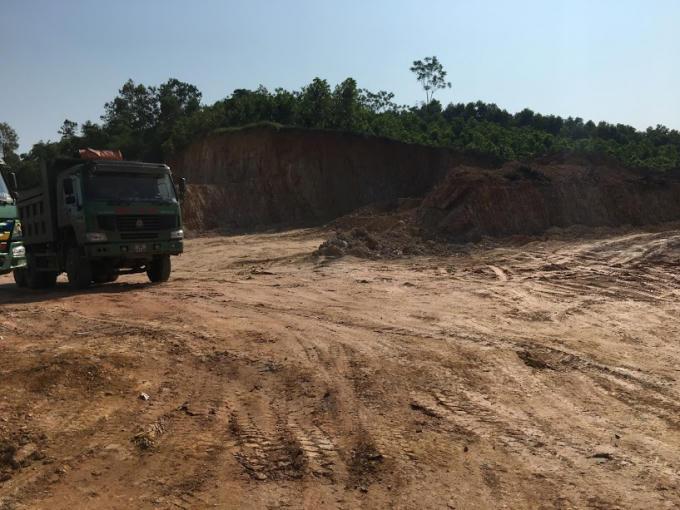 Hàng nghìn m3 đất được Công ty thuê múc mang bán nhưng chính quyền địa phương "bất lực" không thể xử lý dứt điểm. Ảnh: Nguyệt Chi