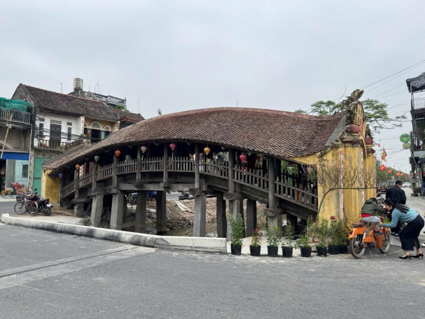 Cầu ngói chợ Lương được xây dựng từ năm 1511, thời Lê sơ, giai đoạn thịnh vượng của văn hóa Phật giáo nước ta.