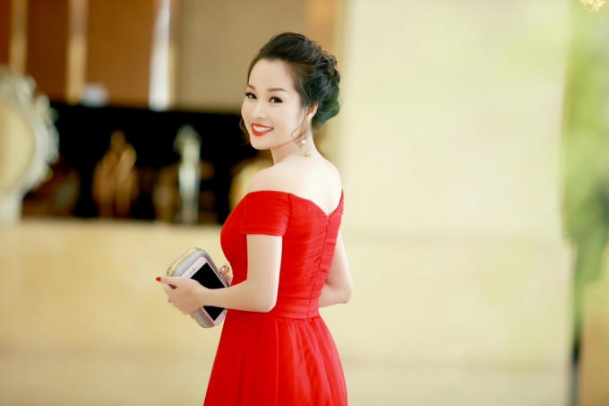 Diễn viên Minh Hương khiến mọi người phải ngước nhìn bởi vẻ đẹp trẻ trung, mặn mà.