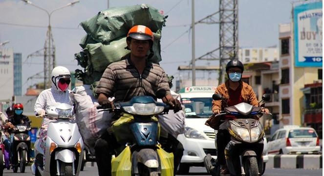 Nam giới làm việc thường xuyên trong moi trường nắng nóng có thể bị ảnh hưởng tới chất lượng tinh trùng. Ảnh: Hải An.