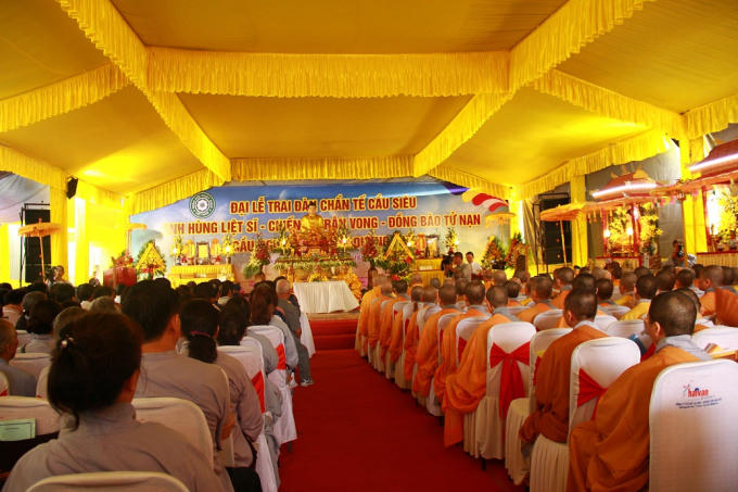 Buổi lễ được tổ chức nghiêm trang tại đàn Âm Hồn với sự tham gia của hàng trăm tăng ni, phật tử.