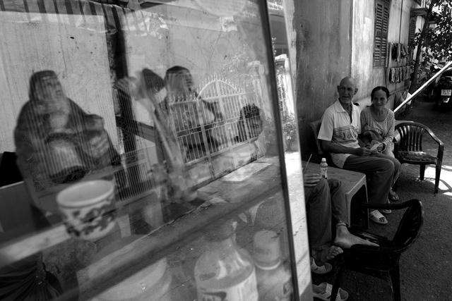 "Nhiều hôm cho chồng đi bán một mình, ông ấy lại đi lạc nên tôi không thể rời ông ấy ra được" - bà Bé tâm sự.