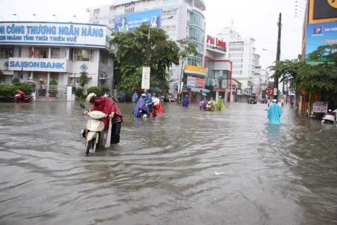 Mưa lớn kéo dài khiến nhiều tuyến đường ở thành phố Huế"biến thành sông".