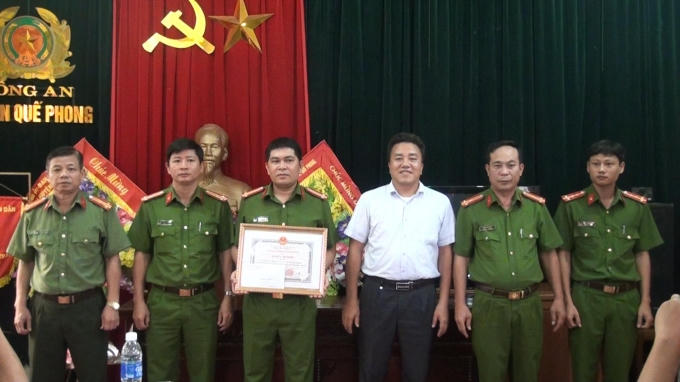 Sáng ngày 19/9, lãnh đạo huyện Quế Phong đã thăm, tặng bằng khen và khen thưởng Ban chuyên án đã vây bắt thành công nhóm buôn bán trái phép chất ma túy.