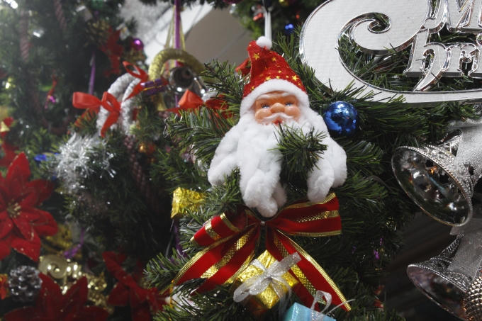 Những đồ lưu niệm như ông già tuyết, chuông đều được mọi người trang trí.