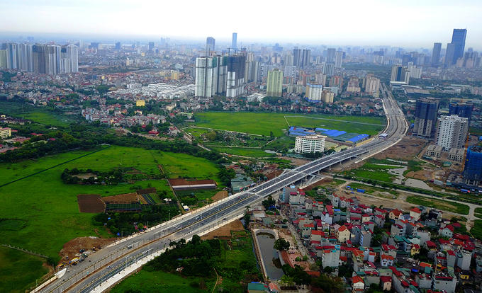 Sau gần 8 năm thi công, tuyến đường từ phố Lê Đức Thọ đến Khu đô thị mới Xuân Phương (điểm cuối giao đường 70) theo hình thức hợp đồng Xây dựng – chuyển giao (BT) đã được thông xe vào sáng 28/4.