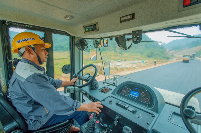 Trên đại công trường cao tốc thời gian qua là những ca làm việc xuyên ngày - đêm, xuyên ngày Tết, ngày nghỉ lễ.